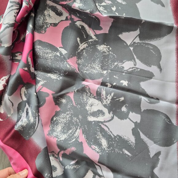 Coldwater Creek | gray pink floral print rectangle medium length scarf - Picture 3 of 6